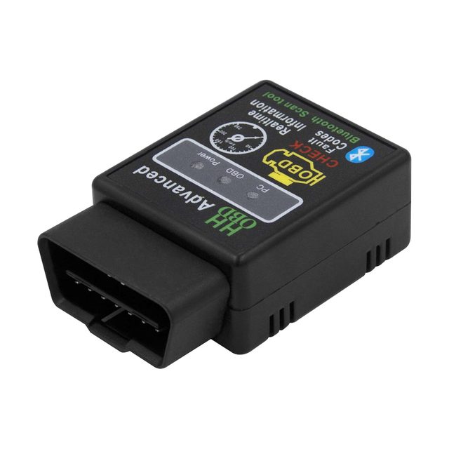 Svart ELM327 Bluetooth-adapter sedd snett framifrån, med den 16-poliga OBD2-kontakten i förgrunden