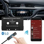 Adaptador de casete bluetooth para coche en uso dentro de un vehículo