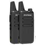 Vista lateral del Baofeng Walkie Talkie T20 con auricular pinganillo conectado