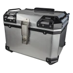 Detalle de la cerradura con llave del baúl universal moto 45L plata