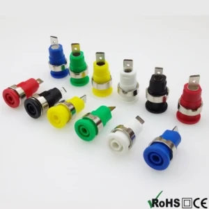 BS4302 2-pack 4 mm hona terminaler röd-svart för paneler