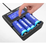 Cargador XTAR VC4 mostrando capacidad de batería en mAh en pantalla LCD