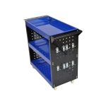 Detalle de bandejas laterales metálicas perforadas para colgar ganchos y herramientas