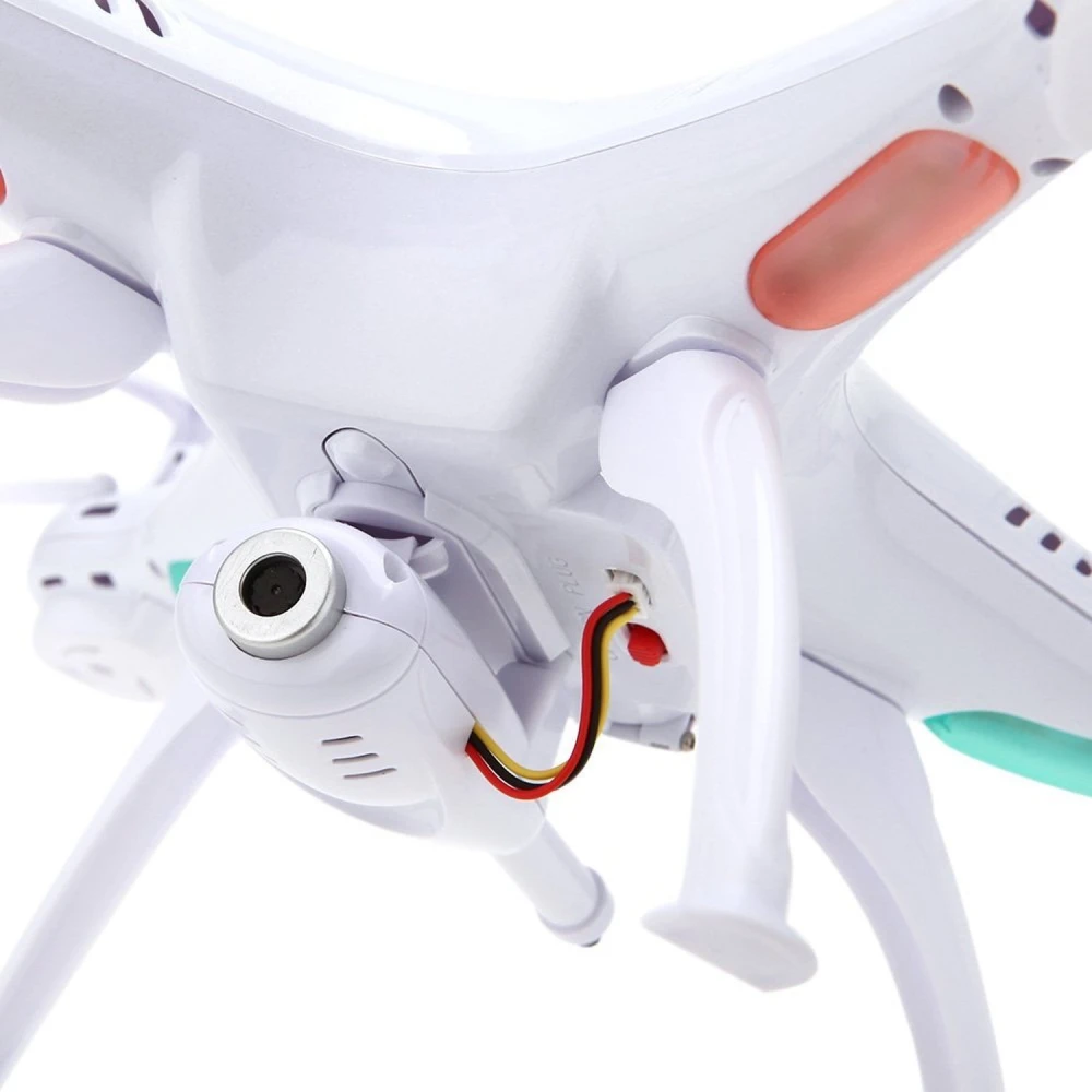 Drone Syma X5SW con cámara HD y wifi mostrando control remoto