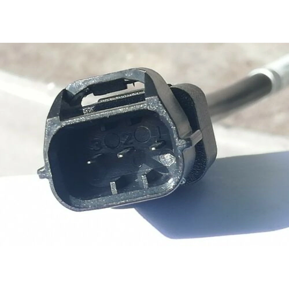 Cable adaptador diagnóstico Kymco 3Pin a 16Pin OBD2 en uso