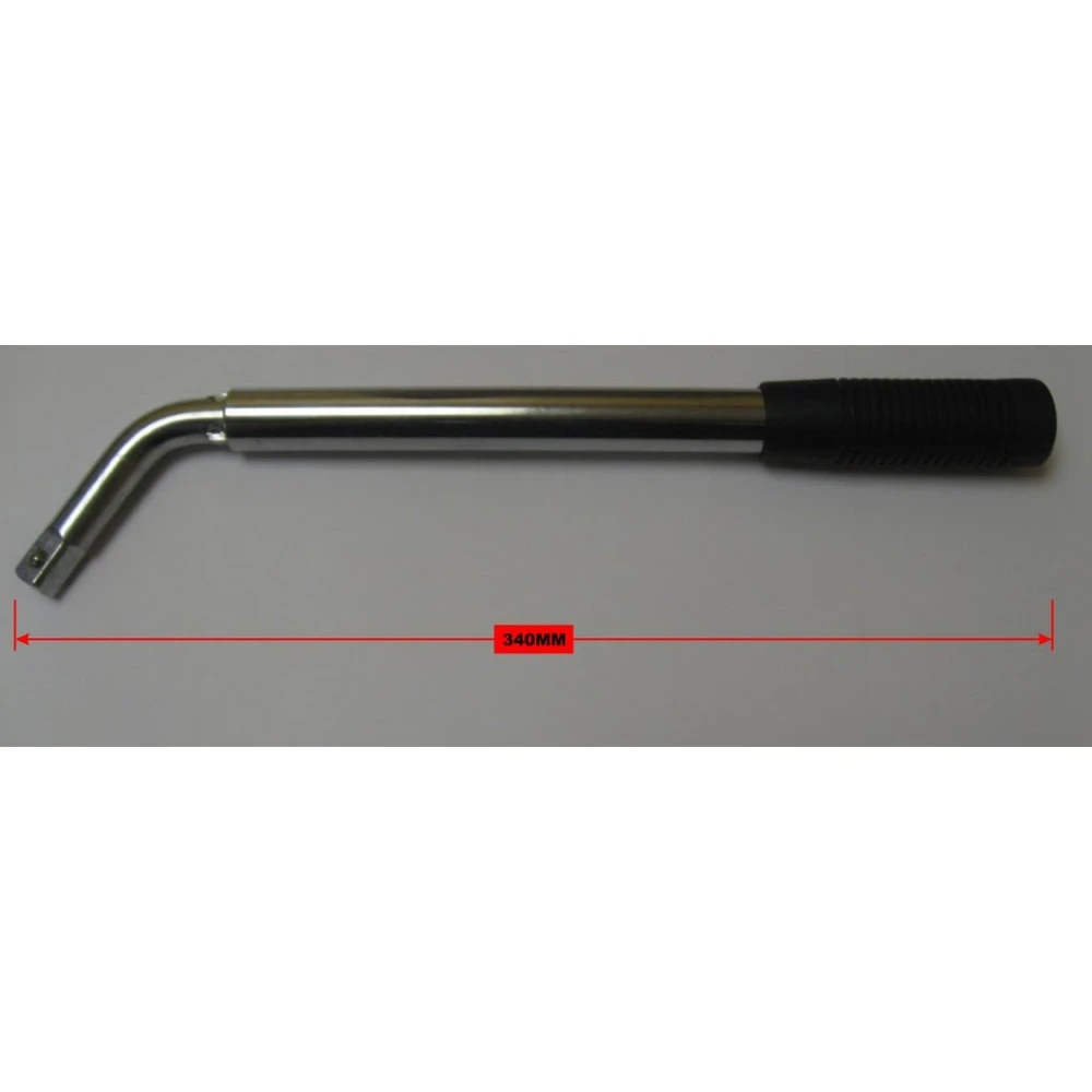 Llave telescópica extensible para ruedas de coche con vasos reversibles almacenada junto a rueda de repuesto