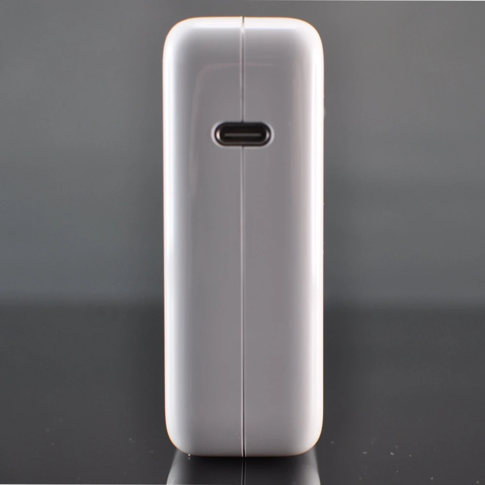 Cargador USB-C 87W compatible con MacBook Pro 15 pulgadas en uso