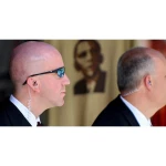 Auricular transparente para walkie talkie Baofeng UV5R mostrando diseño discreto