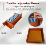 Vista frontal del soporte ajustable para baterías 18650 con tuercas de mariposa